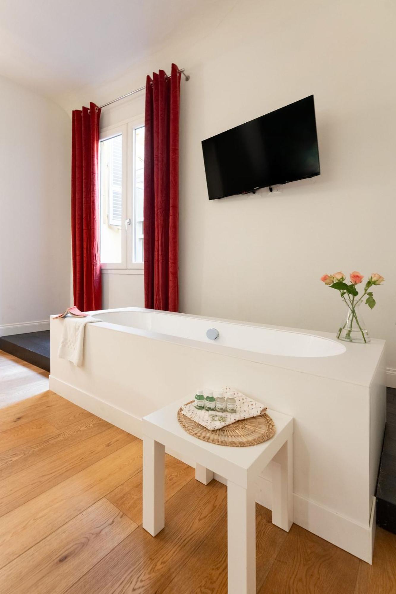 Tb-One Bedroom Luxury Apartment In The Fashion District ฟลอเรนซ์ ภายนอก รูปภาพ